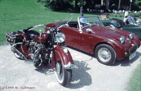 Eine wunderschne, farblich passende, Kombination. Eine Indian mit einem Austin Healey Sprite MK I