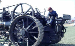 Prfender Blick: Ist das Dampfmobil auch in Ordnung?