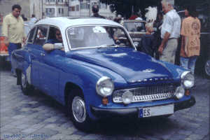 blauer Wartburg mit weiem Dach