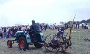 Traktor mit Kartoffelhexe.