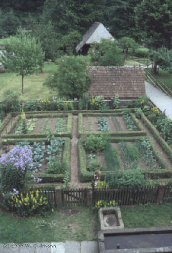 Blick vom 'Balkon' des "Lorenzenhofs" in den dazugehrigen Gemsegarten