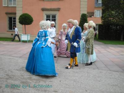 Rokoko-Gruppe vor dem Schloss