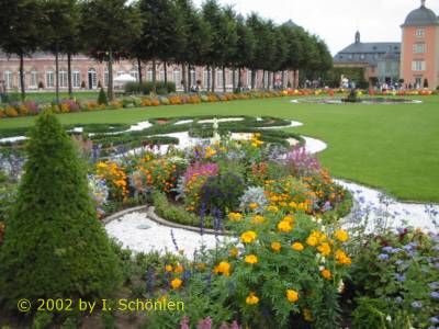 Blick aus dem Garten zum Schloss.