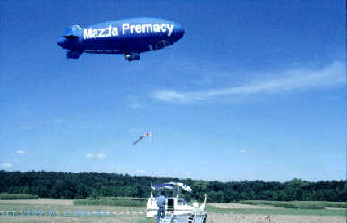 Das Luftschiff 'Mazda Premacy' war mehrmals ber dem Platz