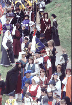 Fussvolk auf dem Weg zum Turnierplatz