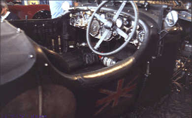 Cockpit eines weiteren schwarzen Oldtimers der unter britischer Flagge fhrt (evtl. Bentley 4.5 Le Mans. Wer kennt dieses Fahrzeug?